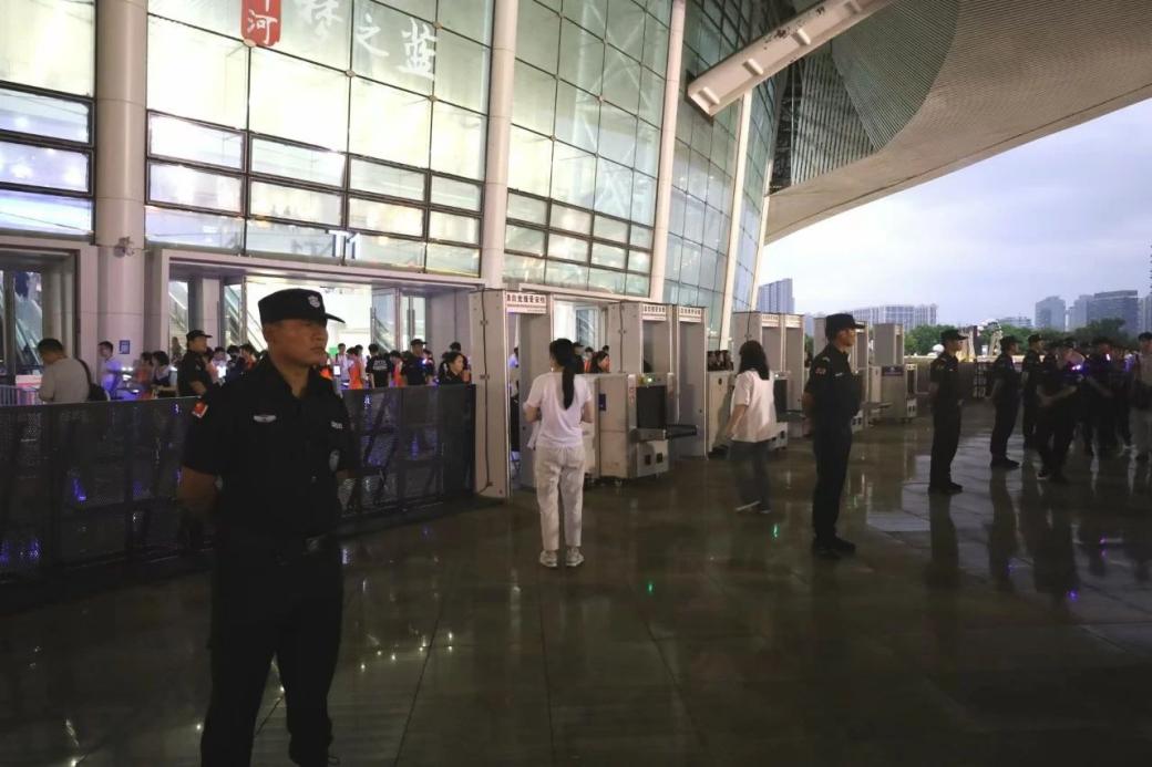 C:/Users/Administrator/Desktop/“安保鐵軍、硬核保障”2024系列報道四十二——南京市保安服務(wù)有限公司成功護(hù)航張碧晨「今兒個開心」十周年巡回演唱會南京站安保任務(wù)/3.jpg3